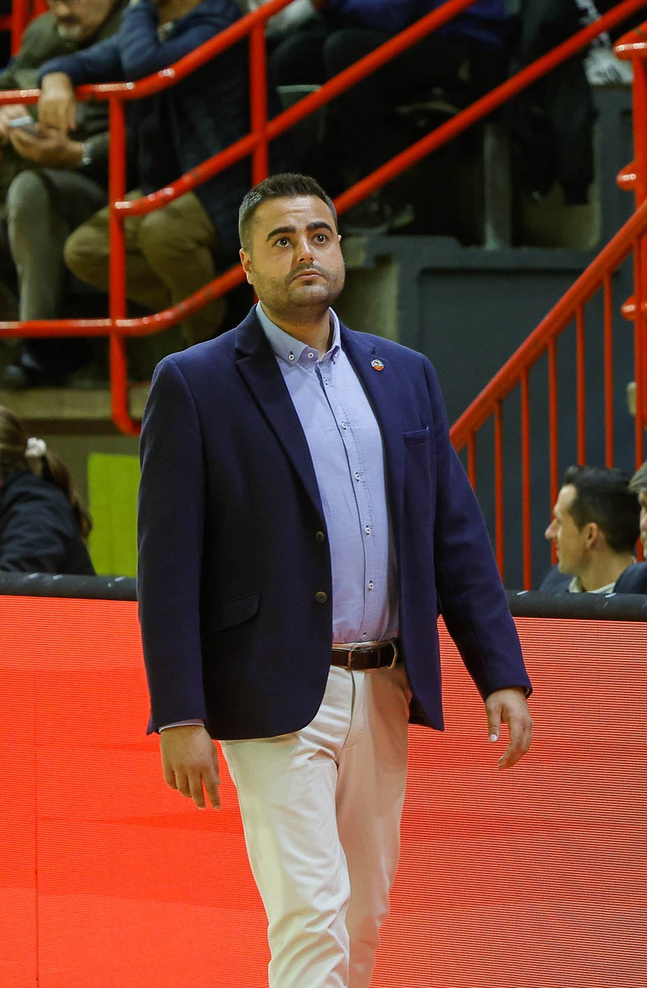 El técnico del Alega, Álex González, antes de arrancar el partido. 