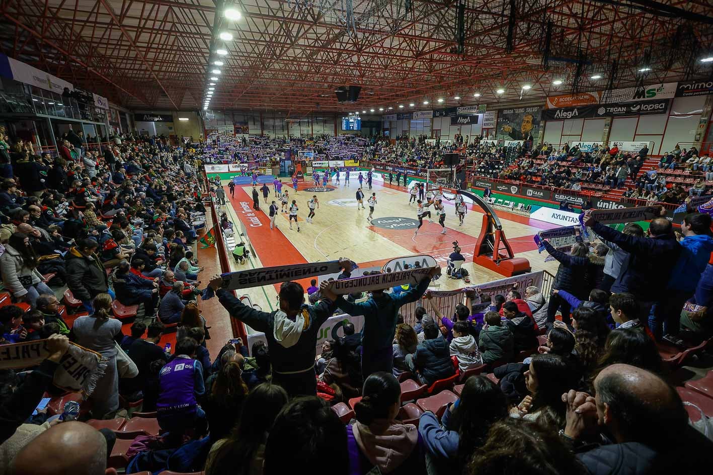 También acudieron al encuentro seguidores del Palencia, con lo que no falto el buen el ambiente en el pabellón torrelaveguense 