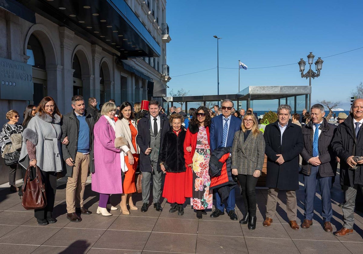 Dirigentes y empresarios cántabros arropan a la galardonada con la Pantortilla de Oro, María Teresa Rodríguez, presidenta de honor de Gullón, acompañada de miembros de la peña campurriana.