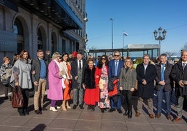 Dirigentes y empresarios cántabros arropan a la galardonada con la Pantortilla de Oro, María Teresa Rodríguez, presidenta de honor de Gullón, acompañada de miembros de la peña campurriana.