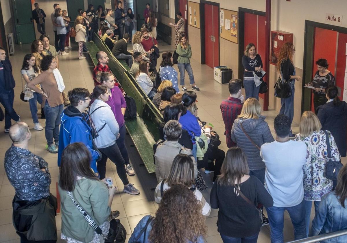 Opositores acuden a una de las últimas convocatorias de oposiciones en Santander.