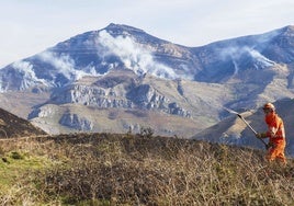 Un integrante del operativo antiincendios trabaja sobre el terreno en la zona del Asón, en una imagen de archivo.