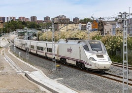 Un tren Alvia procedente de Madrid, llegando a la capital cántabra a su paso por Nueva Montaña.