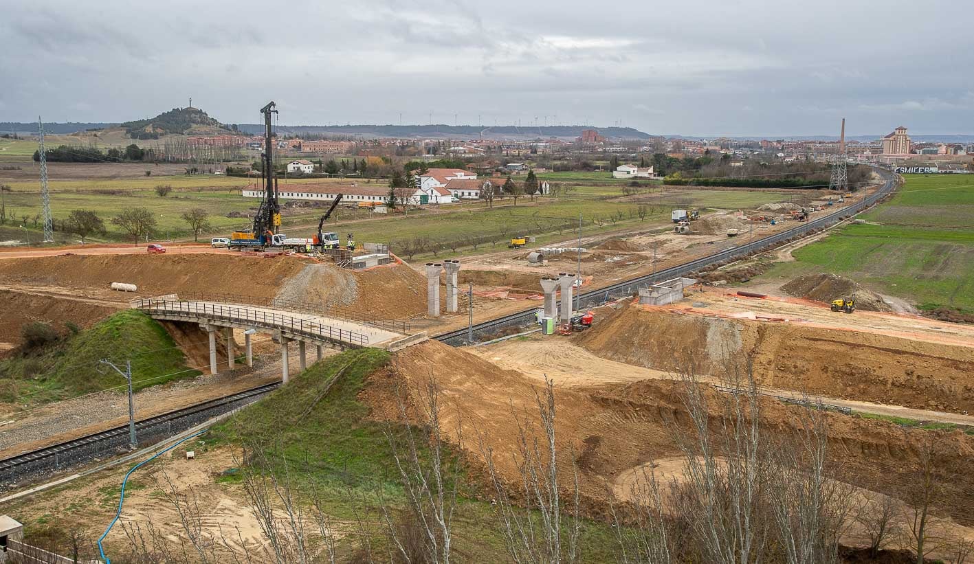 Las obras, a la salida de la ciudad de Palencia. En este primer tramo, la nueva vía transcurrirá en paralelo a la línea ferroviaria de los trenes convencionales a Cantabria.