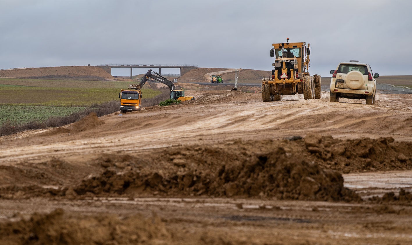 Trabajos sobre el terreno en las obras del AVE en tierras palentinas.