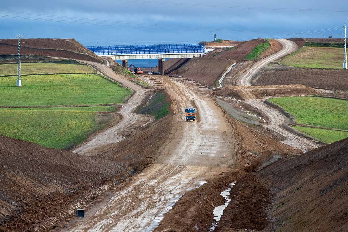 Un camión recorre parte del futuro trazado del tramo Amusco-Osorno, que tenía que haber sido entregado antes de fin de año.