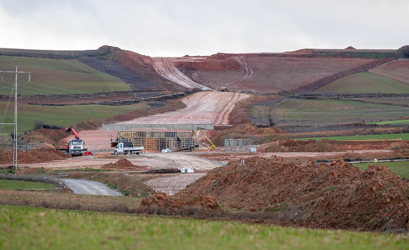 Trabajos en una de las estructuras en el tramo más cercano a Cantabria, el que va de Calahorra de Boedo a Alar del Rey.