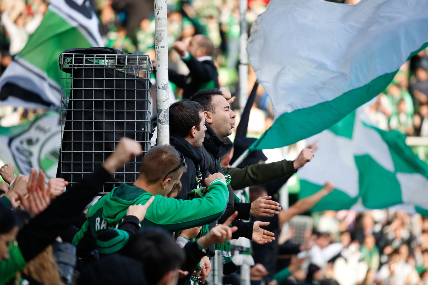 La euforia se apoderó de la grada con el festival de goles del Racing