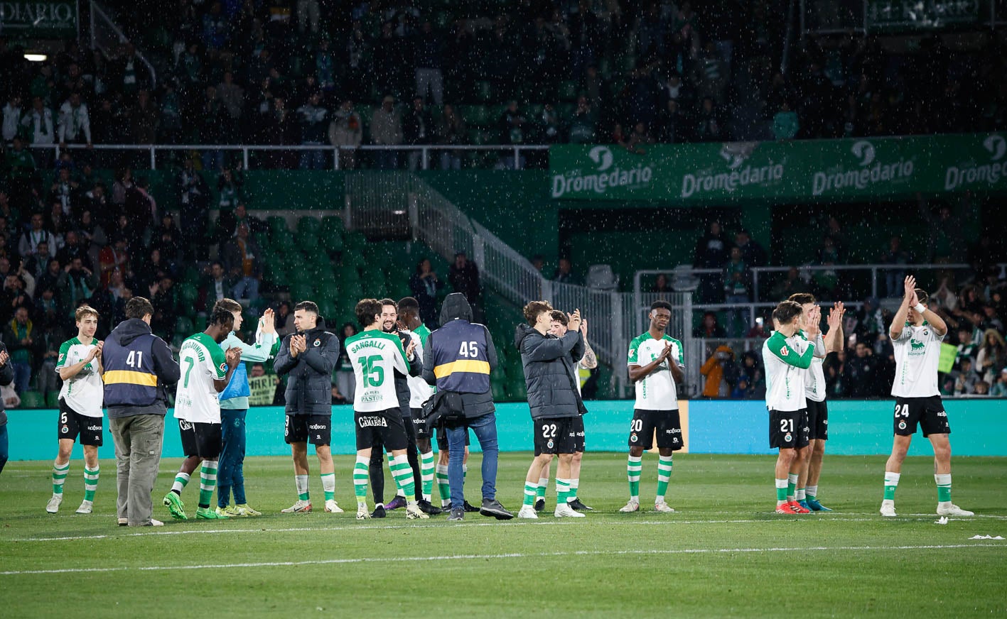 Los jugadores celebran su triunfo con los aficionados en el estadio