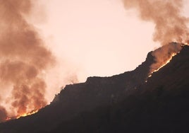 Imagen de ayer por la tarde del incendio de Ruente