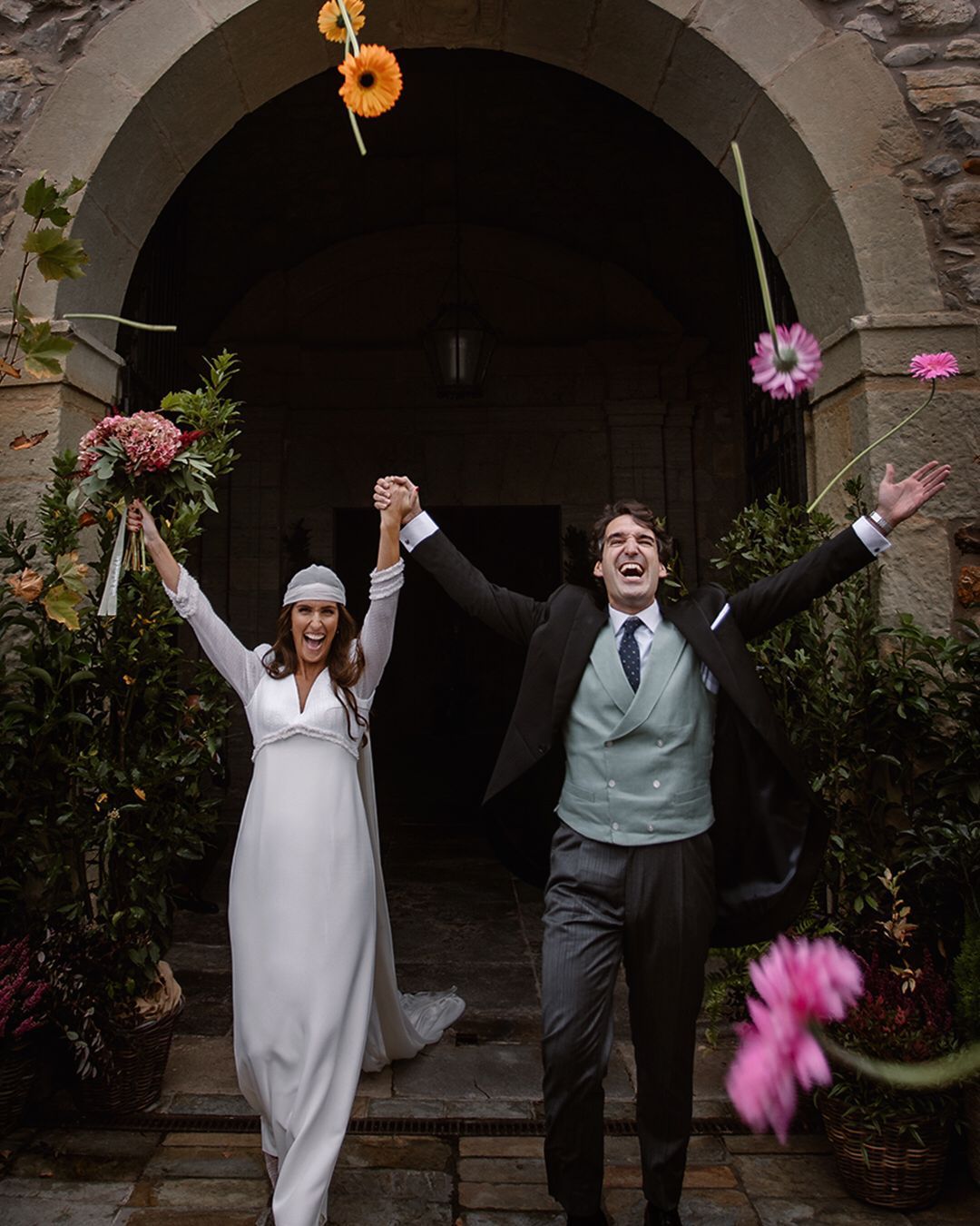 Sandra Pelayo, que optó por el velo 'pirata' para casarse con Ignacio Vallejo, muy elegante con chaqué negro y gris, fueron recibidos a su salida de la iglesia de Suesa por una 'lluvia' de flores. La fiesta continuó en la casona Villa Abarca. 