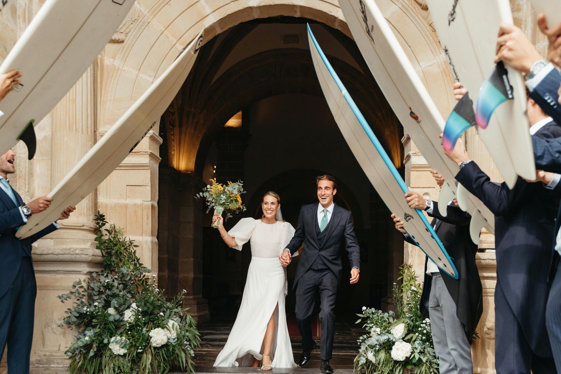 Juan José Rivero y Marta Calle se dieron el 'sí quiero' el 21 de septiembre en Hoz de Anero y en la casona Villa Abarca. Un maravilloso día lleno de sorpresas como puede apreciarse en esta imagen. Todos los amigos del novio les esperaron a la salida de la iglesia de Nuestra Señora de Santa María de Toraya con las tablas de surf en alto.