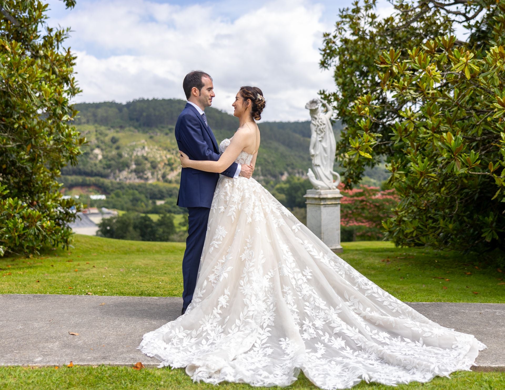 Irene Mata y Manuel Pando se casaron el 27 de julio en Solares. «Fuimos a realizar el reportaje de boda a la finca del Marqués de Valdecilla por la proximidad a la finca de Los Guardeses y nos encontramos con un escenario de película. La gente estaba vestida de época y pensaban que nosotros también participábamos del evento».