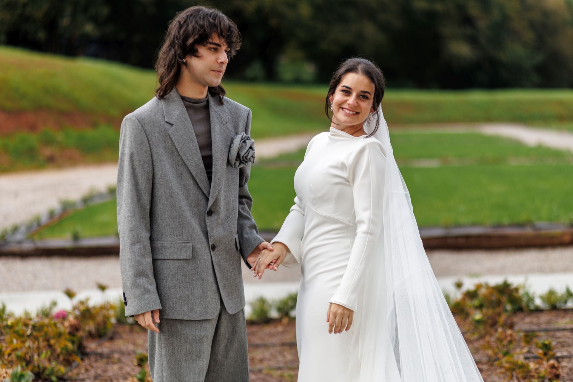 A María Arminio, su hermano Raúl fue quien diseñó su traje de novia, ambos aparecen juntos en la foto. Un regalo muy especial que tuvo en cuenta los gustos de la joven que se casó con Javier Fernández el 11 de noviembre en una ceremonia con muchos detalles para recordar. 