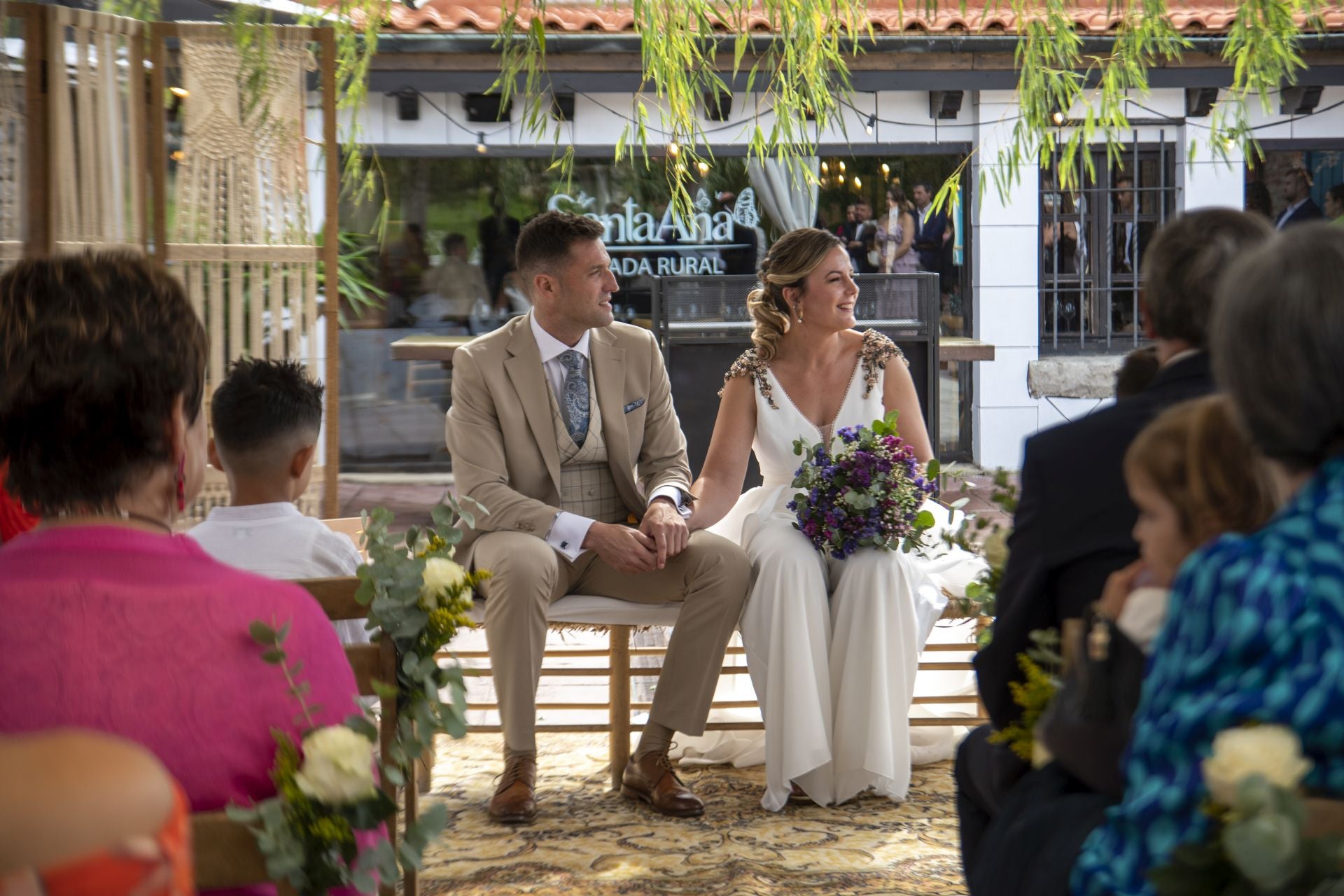 Andrea Caballero y Roberto Mazón celebraron una boda «inolvidable, llena de sonrisas y lágrimas», el pasado 28 de septiembre. «También de pequeños detalles que hicieron sentir protagonistas a todos los invitados. Pasamos cada plato con una mesa de invitados y eso nos permitió disfrutar de todos». 