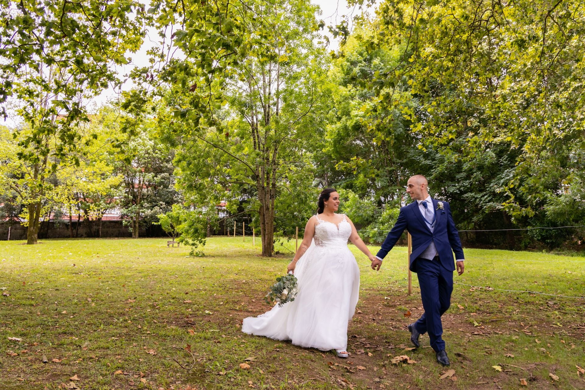 Kevin Marcelo y Paula Gutiérrez se dieron el 'sí' en la Iglesia de Colindres y posteriormente lo celebraron en el Hotel Castilla Termal Balneario de Solares. «La ceremonia fue un estrés continuo y al comenzar el cóctel se puso a llover tanto que acceder al interior se convirtió en un reto. ¡Perdimos la cuenta de todos los paraguas que nos sacaron en el hotel!».