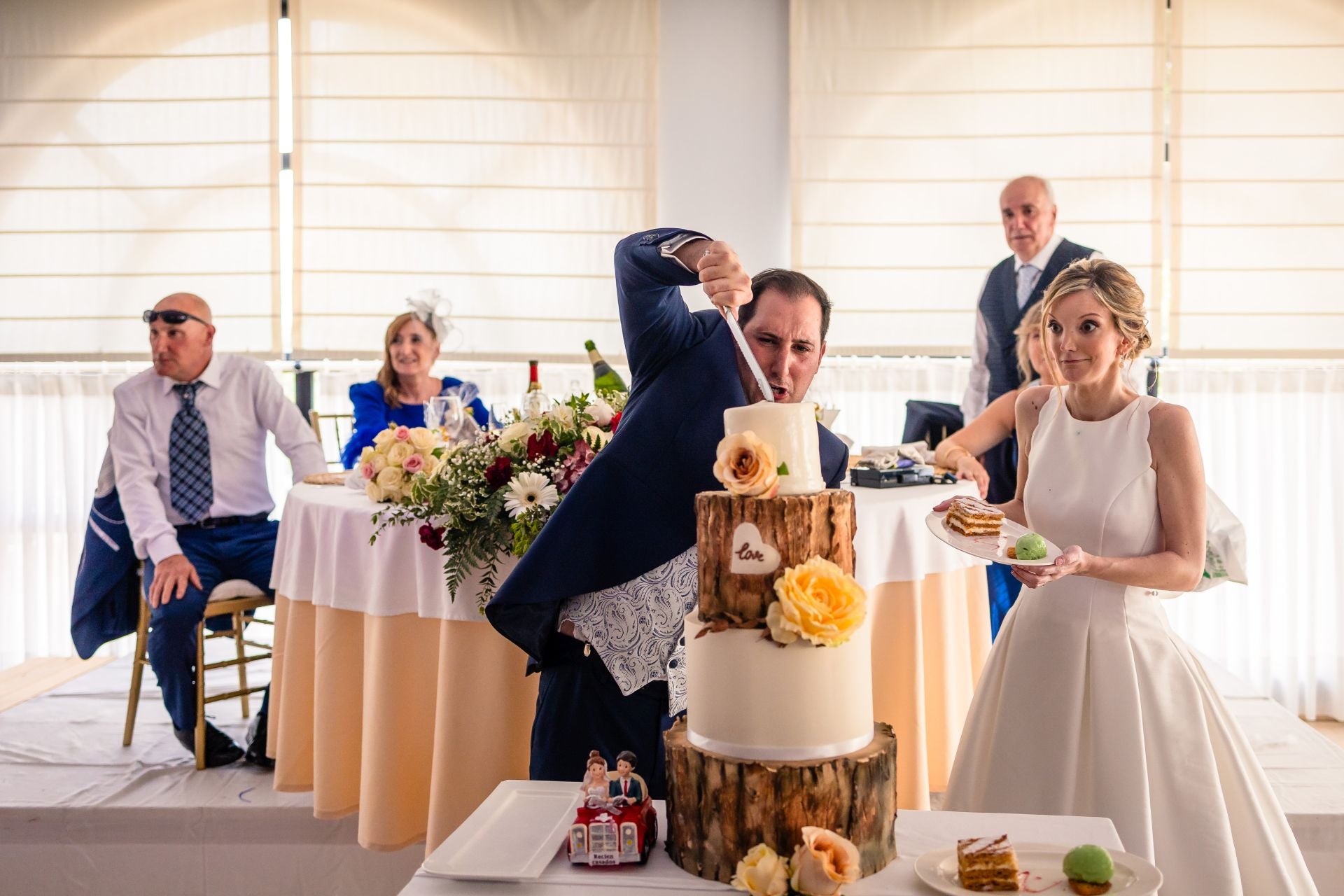 Sara García y Cristian Gerez se dieron el 'sí quiero' en el Santuario de la Bien Aparecida y lo celebraron en el Hotel Olimpo de Isla. Ambos protagonizaron un momento divertido en el corte de la tarta, provocando risas y aplausos entre los invitados al grito de «¡vivan los novios!».