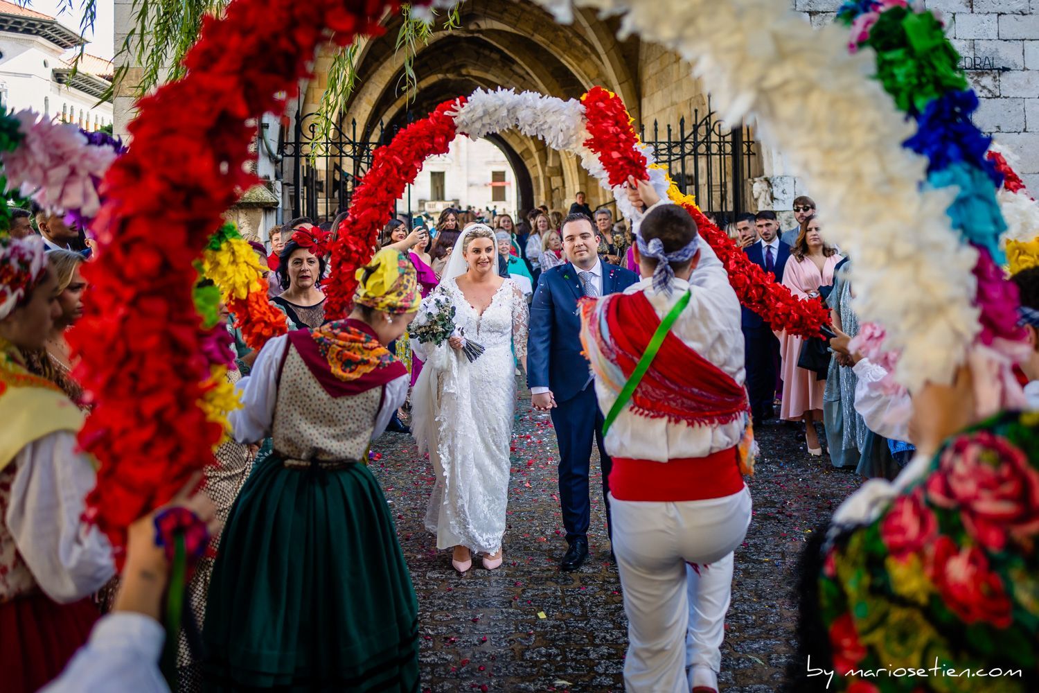 Miriam García Vela y Laro Hernández celebraron su boda el pasado 28 de septiembre en la iglesia del Santísimo Cristo de Santander y, después, en el Hotel Bahía. El novio es de Colindres y la novia de Tenerife. 