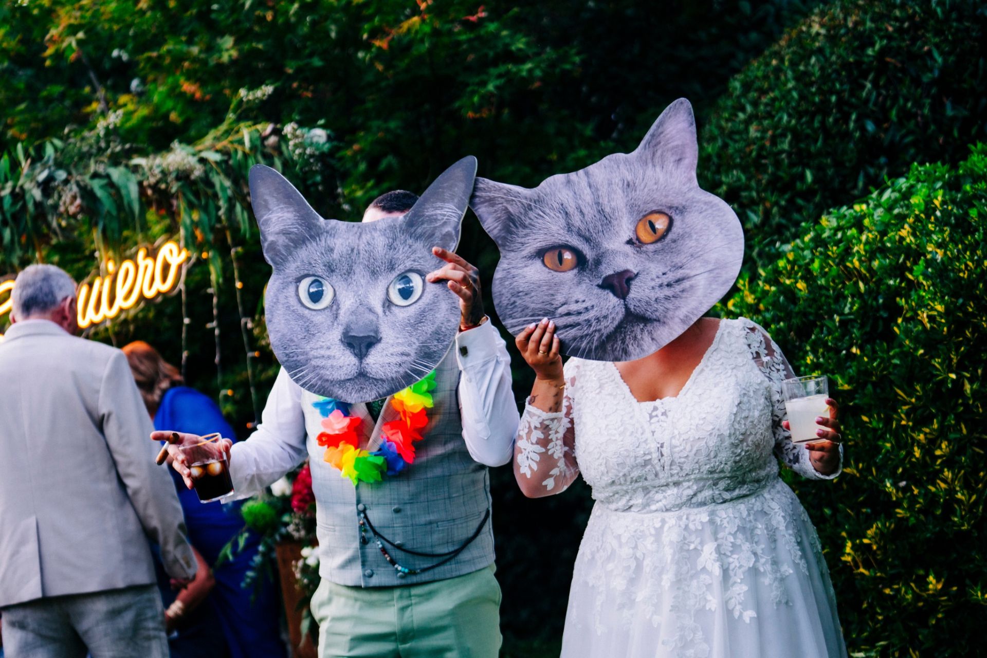 Noelia de la Fuente y Jonatan Hornos se casaron el 14 de septiembre en la finca de Los Guardeses, en Solares. La pareja apunta que sus gatos, Bowie y Pelusa, «no pudieron ir a la boda, pero quisimos que estuvieran bien representados ya que forman parte de nuestra familia». Así que sus mascotas fueron las «auténticas protagonistas» de todos los detalles de la boda, desde las invitaciones hasta las caras que hicieron para bailar con ellas en la fiesta.