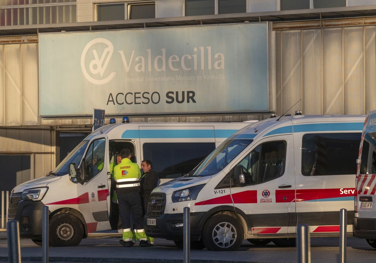 Ambulancias del servicio programado, a la puerta de Valdecilla Sur.