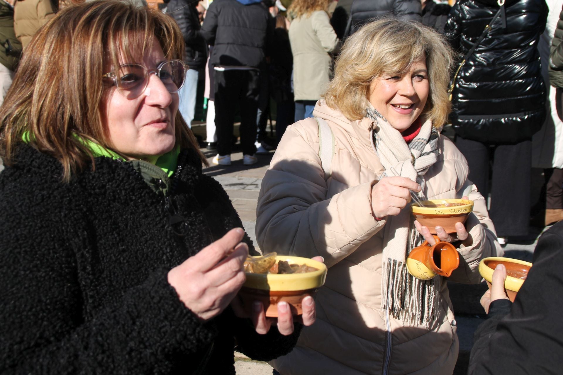 Dos mujeres degustan uno de los guisos preparado en el concurso de olla ferroviaria.