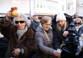 Tres mujeres disfrutan con el vino que mana de la fuente