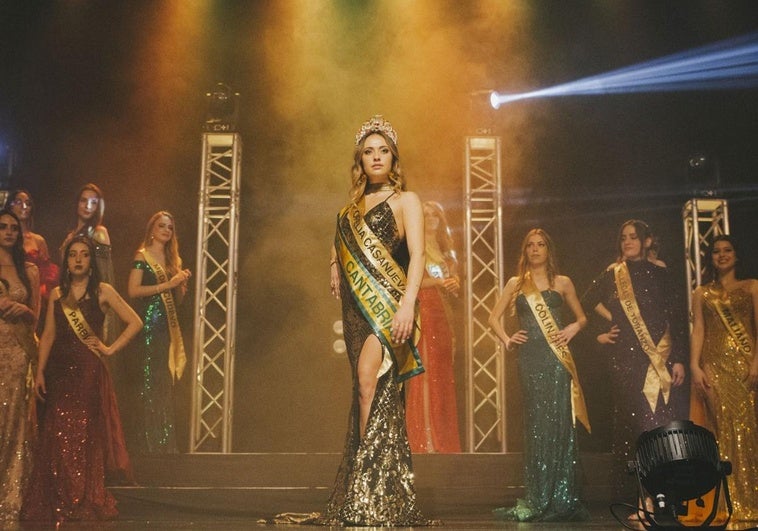 Valeria Olivares terminó la gala con la banda de Miss Grand Cantabria y con la que le otorgó Ofelia Casanueva, uno de los patrocinadores.