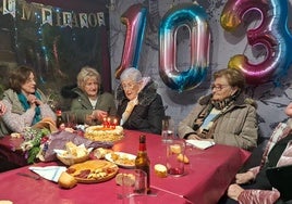 Elena Viadero celebrando sus 103 años.