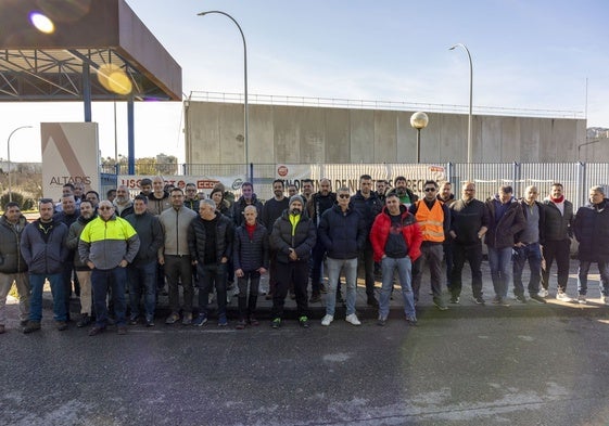 Trabajadores que secundaron la huelga en la concentración que tuvo lugar este lunes en la portería de la fábrica.