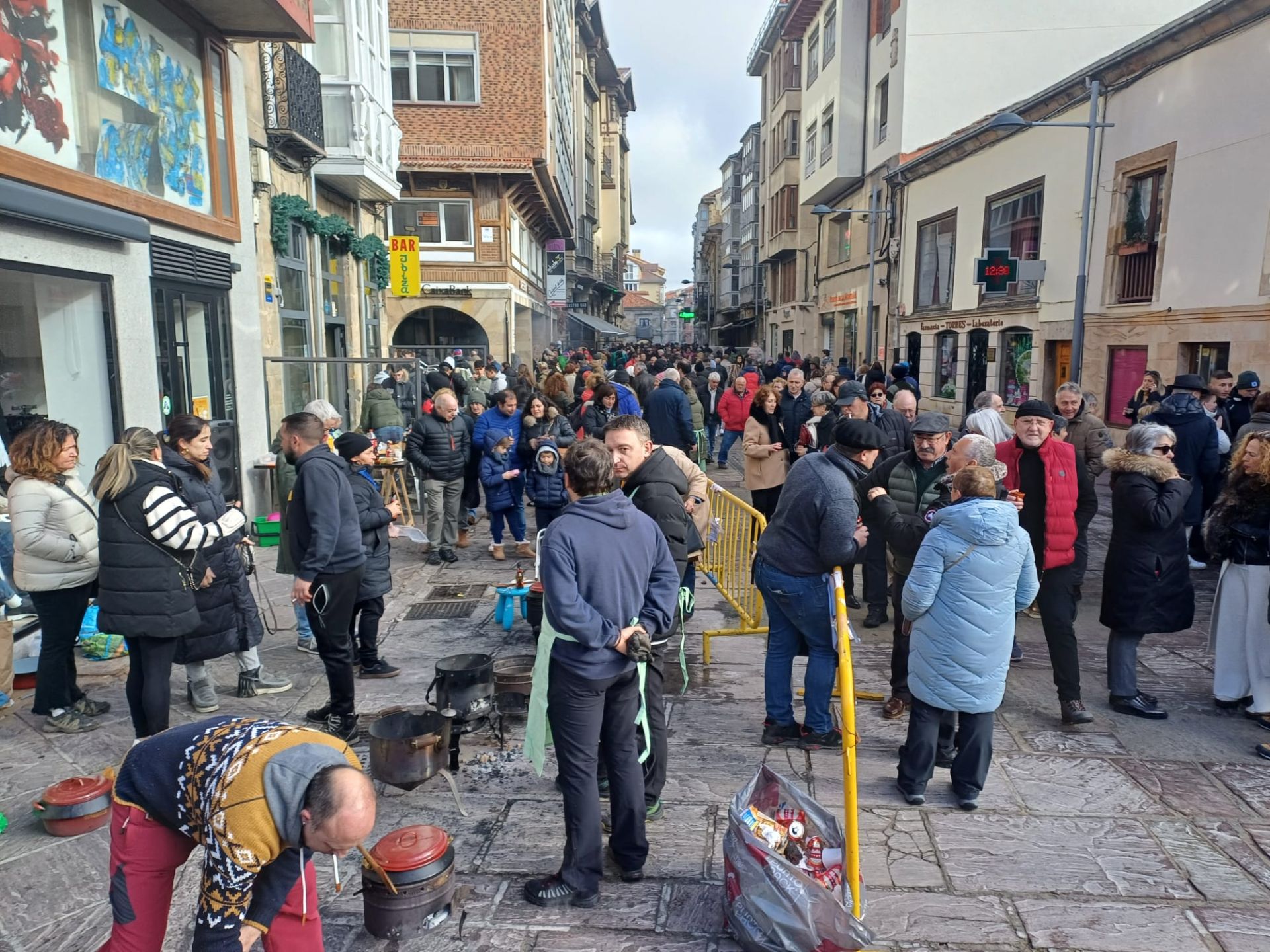 La calle principal de Reinosa se ha llenado de gente esta mañana para celebrar la festividad de San Sebastián.