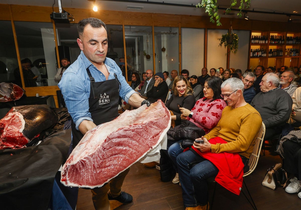 Fernando Crowley, de la empresa Food4You, muestra uno de los lomos del túnido.