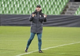 José Alberto López imparte instrucciones en los Campos de Sport.