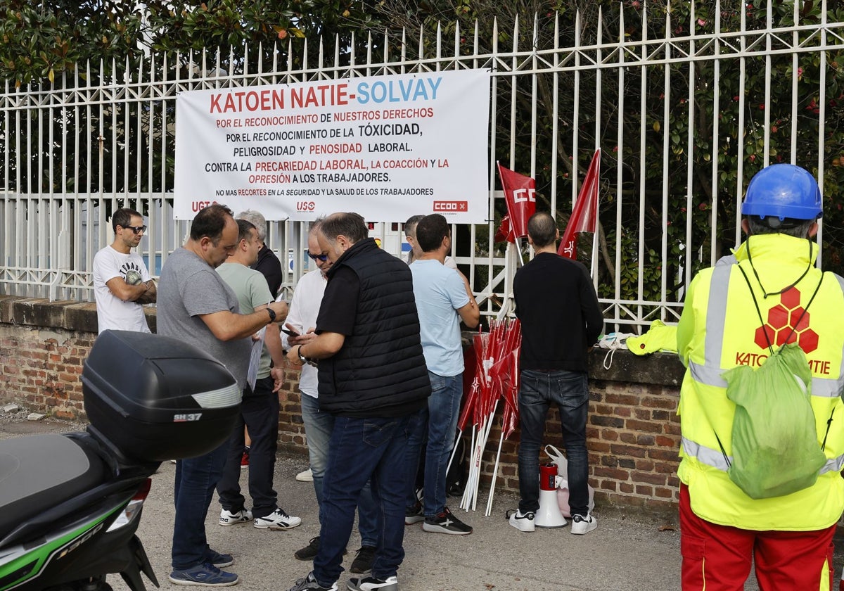 Algunos de los trabajadores de Katoen Natie en uno de los días de manifestación ante la entrada del complejo de Solvay.