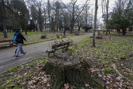 Vecinos caminan por el parque Manuel Barquín, en Torrelavega.