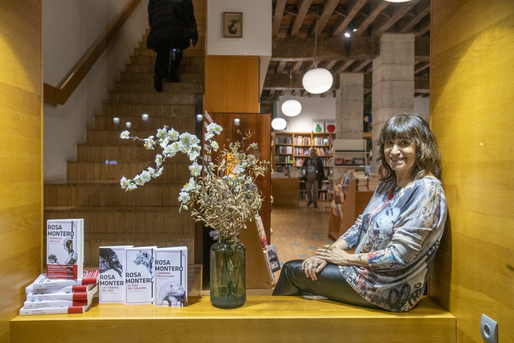 La escritora, que bregó con una notable afonía para charlar ante su público, posa en Gil con ejemplares de sus novelas.