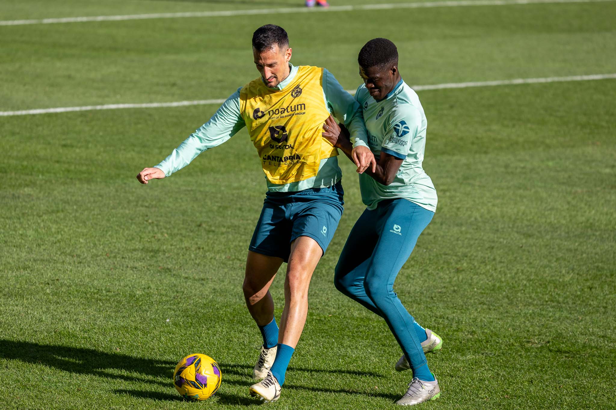 Pol Moreno y Maguette Gueye pugnan por un balón.