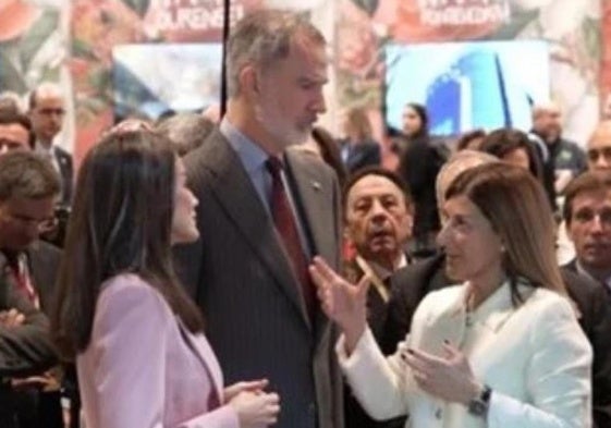 Don Felipe y Doña Letizia fueron recibidos por la presidenta regional, María José Sáenz de Buruaga, en el estand Cantabria.