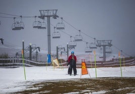 Algunos esquiadores intentan sortear las dificultades que genera la escasez de nieve en Alto Campoo.