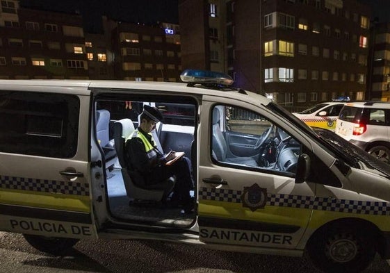 Un policía durante un control nocturno en Santander.