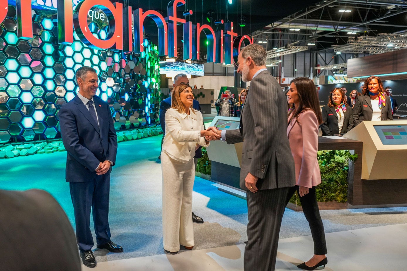 La presidenta Buruaga saluda a los Reyes durante su visita al estand de Cantabria.