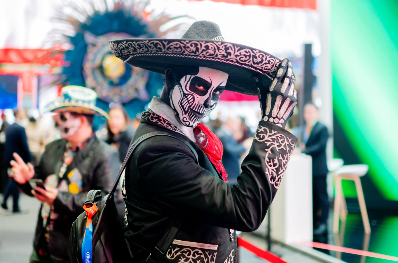 Caminando por Ifema uno puede encontrarse estos días con personajes singulares, como este de México.