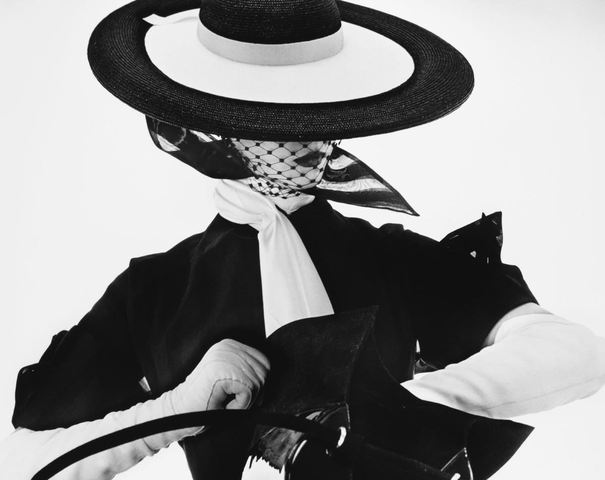 'Black and White Fashion with Handbag' (Jean Patchett), New York, 1950.