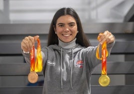 Marta Beti posa con sus medallas en el Campeonato de España.