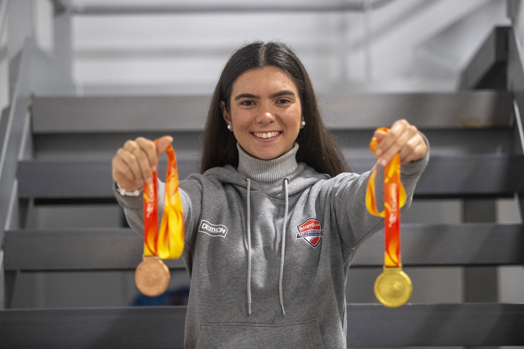 Marta Beti posa con sus medallas en el Campeonato de España.