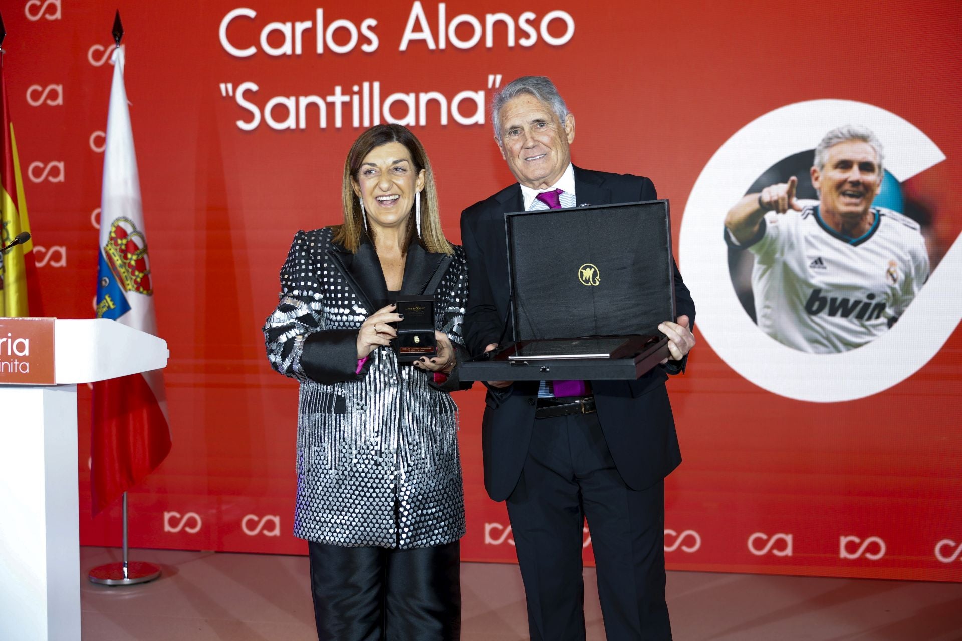 María José Sáenz de Buruaga junto a Carlos Alonso 'Santillana'.