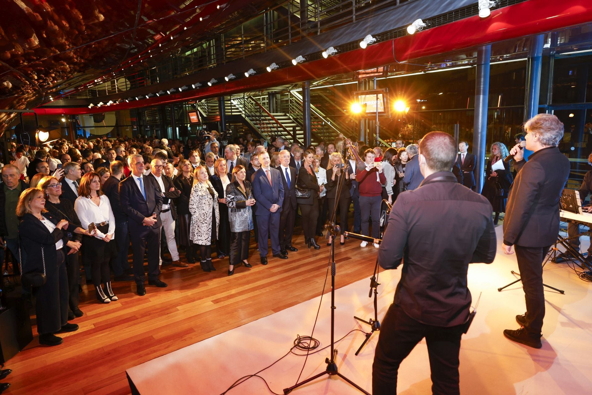 Nando Agüeros interpretó 'Santander la marinera' en recuerdo al fallecido Chema Puente. En primera fila integrantes del Gobierno regional e invitados a la recepción.