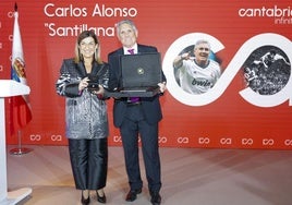 La presidenta de Cantabria, María José Sáenz Buruaga, junto a Carlos Alonso, 'Santillana' con el reconocimiento otorgado durante la recepción del Gobierno regional en Madrid previa al Día de Cantabria en Fitur.