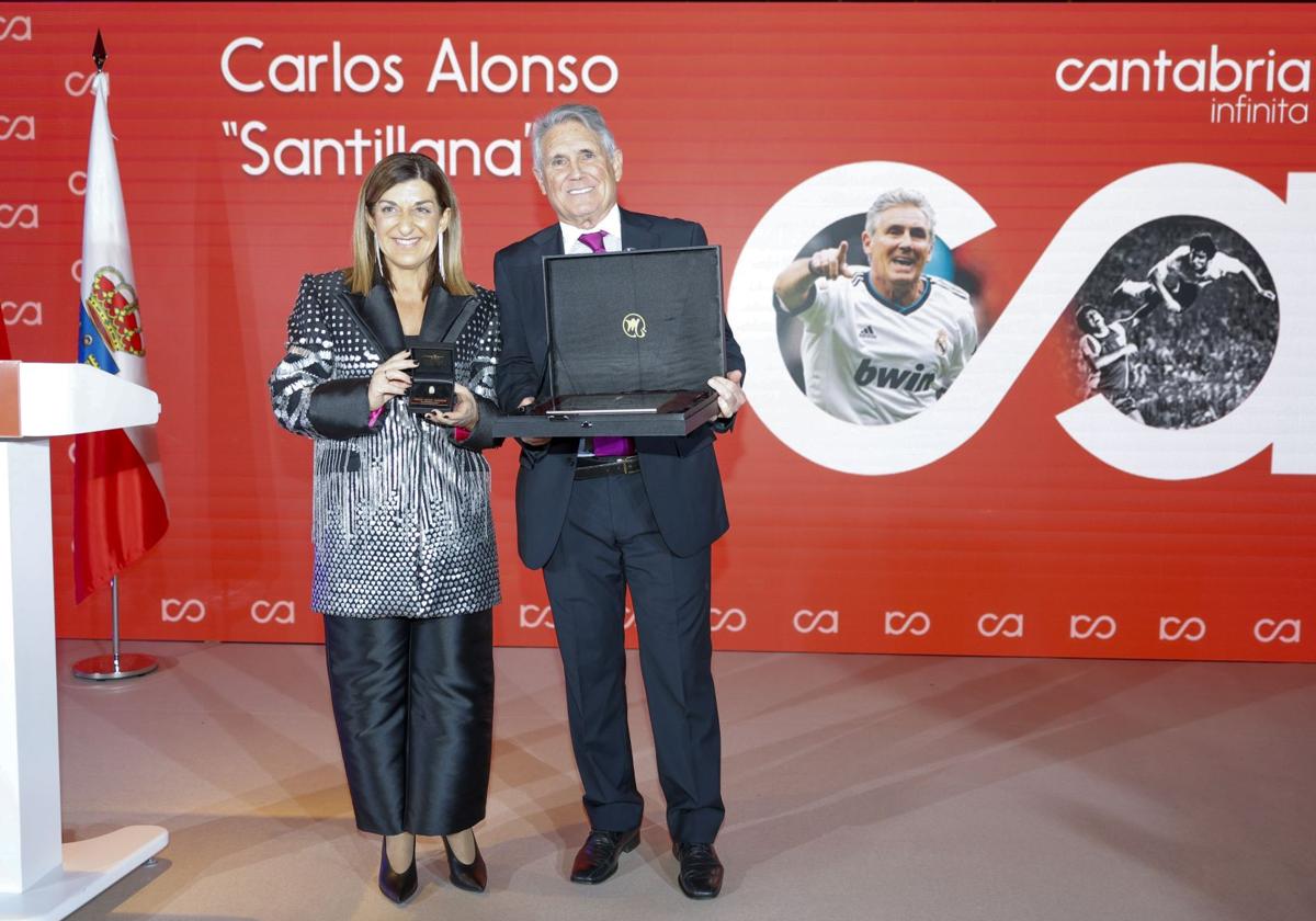 La presidenta de Cantabria, María José Sáenz Buruaga, junto a Carlos Alonso, 'Santillana' con el reconocimiento otorgado durante la recepción del Gobierno regional en Madrid previa al Día de Cantabria en Fitur.