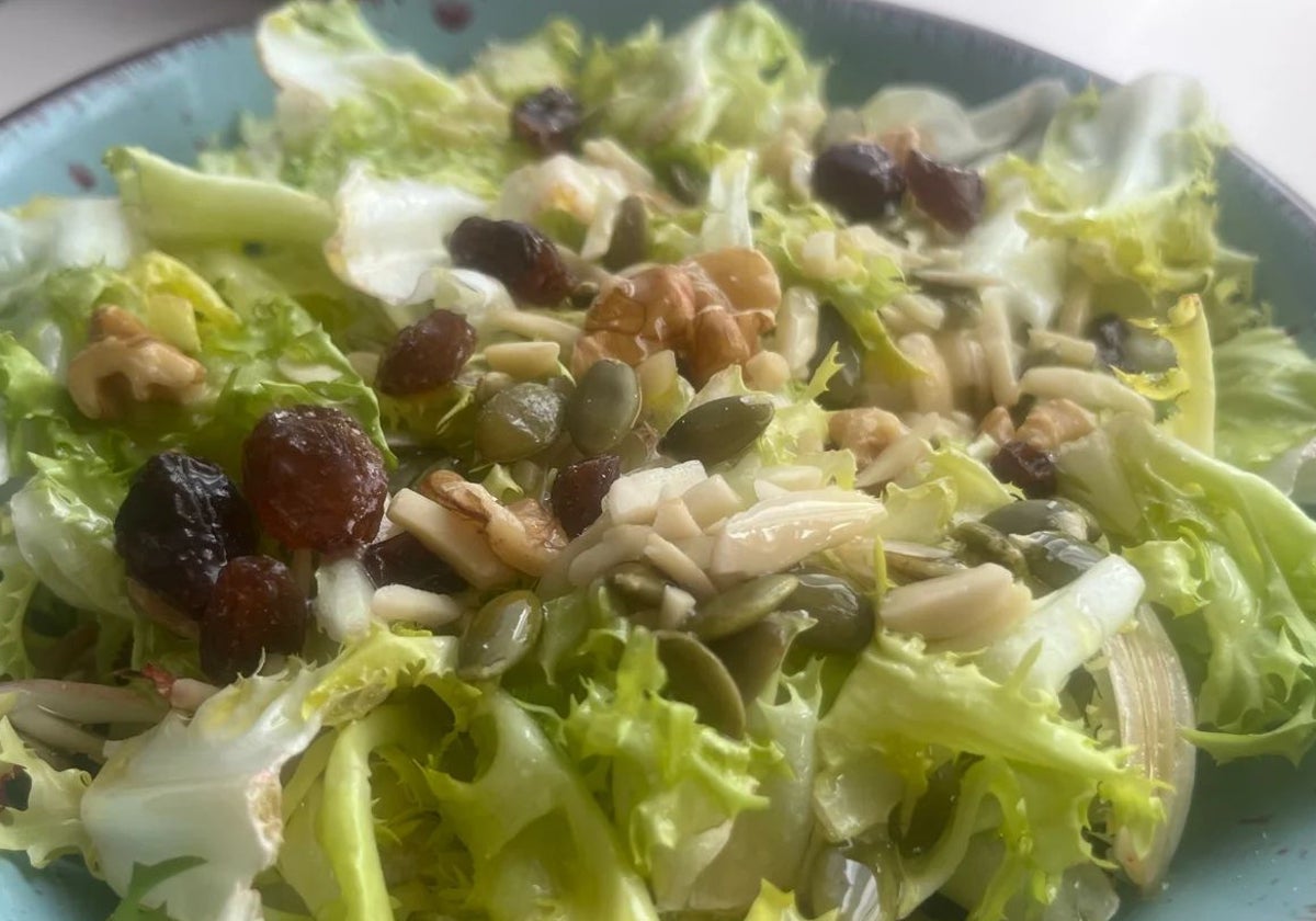 Ensalada de escarola con granada y frutos secos.