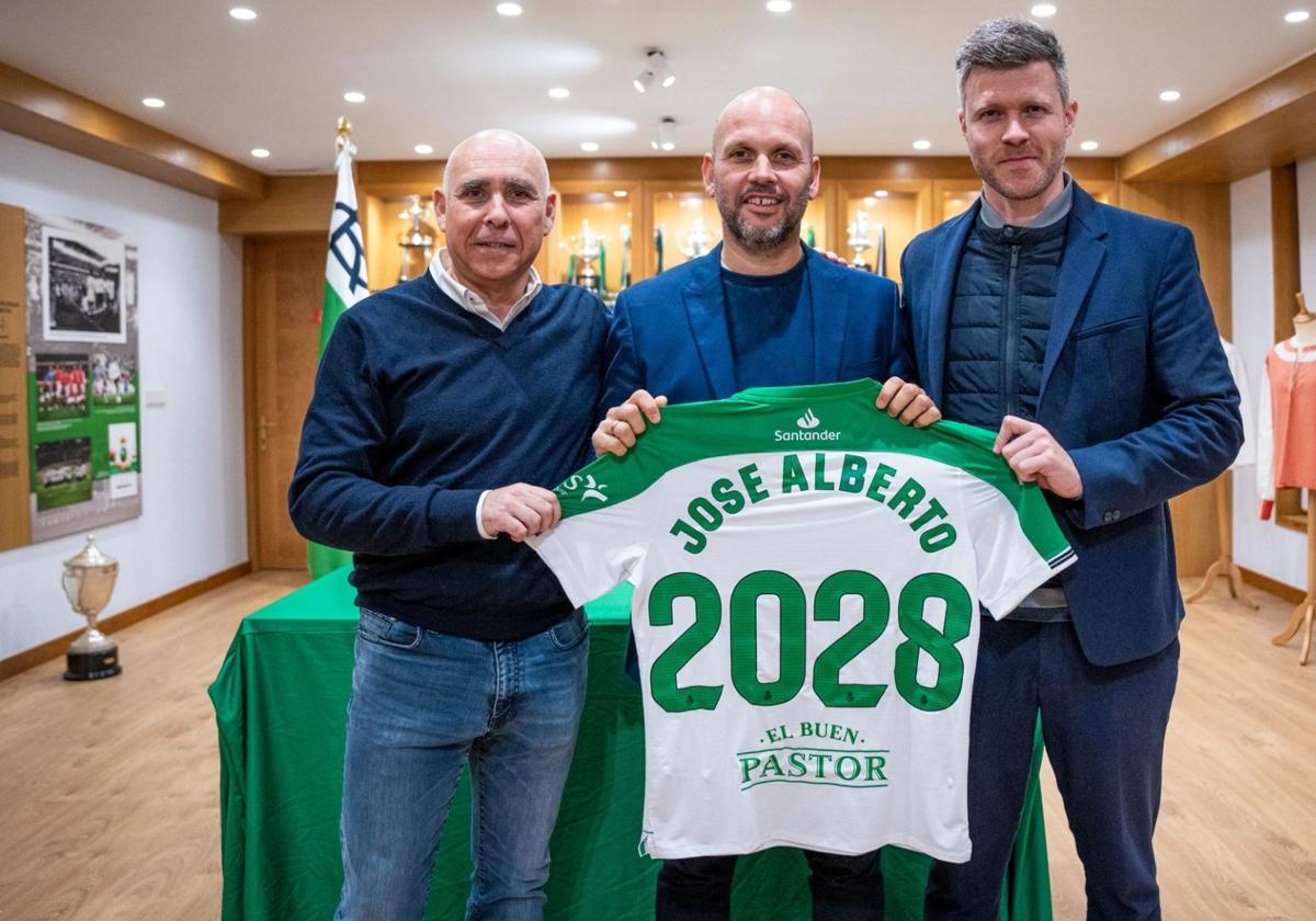 Higuera, José Alberto y Mikel Martija, tras la renovación del asturiano.